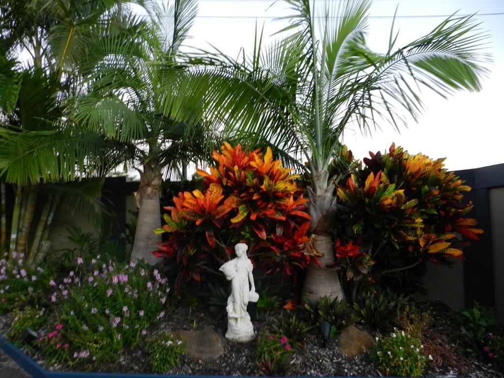 Golden Palms Motor Inn Bundaberg Exteriör bild